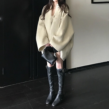 Дамско палто от вълна с пелеринен силует, двулицево, едноцветно, 50–70% вълна, V-образно деколте, дълги ръкави, закопчаване с ред копчета и катарами