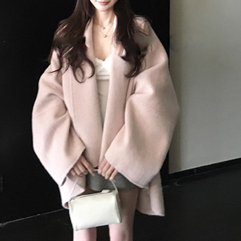 Дамско палто от вълна с пелеринен силует, двулицево, едноцветно, 50–70% вълна, V-образно деколте, дълги ръкави, закопчаване с ред копчета и катарами