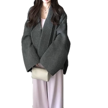 Дамско палто от вълна с пелеринен силует, двулицево, едноцветно, 50–70% вълна, V-образно деколте, дълги ръкави, закопчаване с ред копчета и катарами