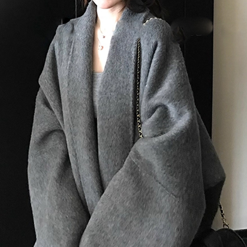 Дамско палто от вълна с пелеринен силует, двулицево, едноцветно, 50–70% вълна, V-образно деколте, дълги ръкави, закопчаване с ред копчета и катарами