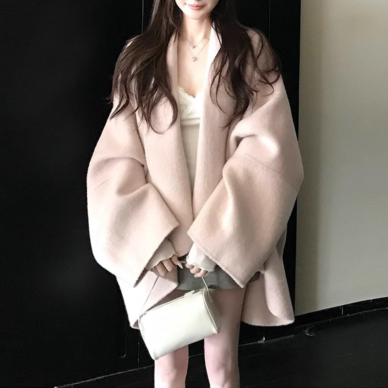 Дамско палто от вълна с пелеринен силует, двулицево, едноцветно, 50–70% вълна, V-образно деколте, дълги ръкави, закопчаване с ред копчета и катарами