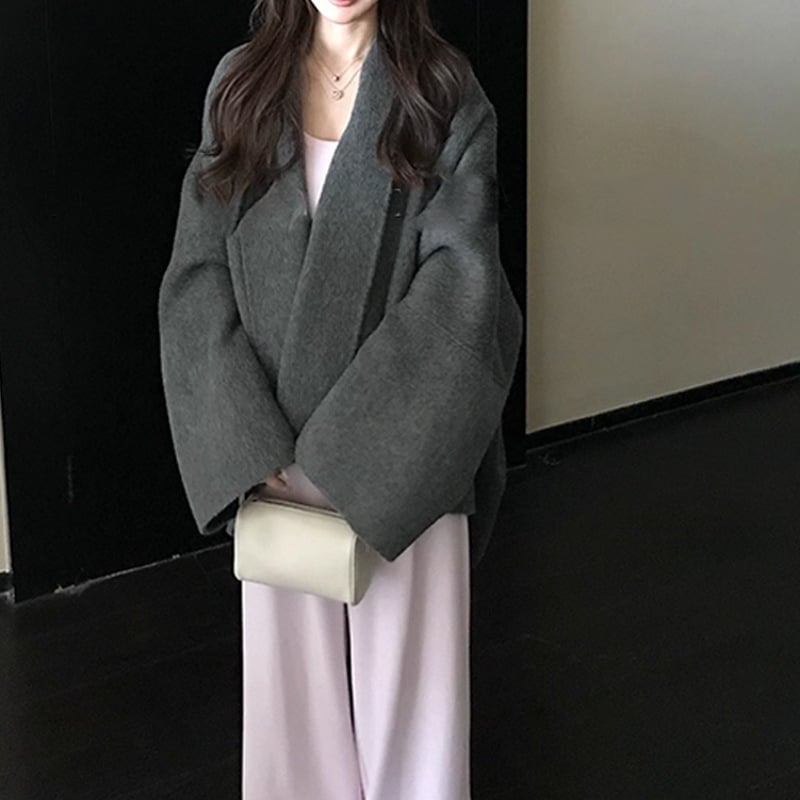 Дамско палто от вълна с пелеринен силует, двулицево, едноцветно, 50–70% вълна, V-образно деколте, дълги ръкави, закопчаване с ред копчета и катарами