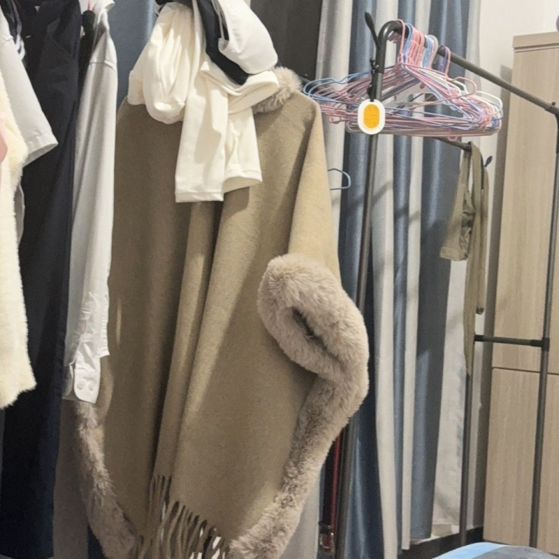 Дамско палто от Chenille с пухова яка и рогаобразни ръкави, къс модел, пролет 2025