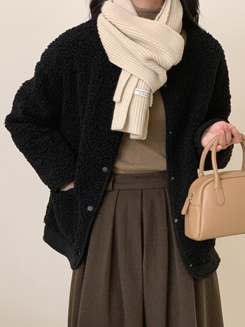 Дамско палто от агнешка вълна, свободна кройка, къс модел, V-образно деколте, реглан ръкави