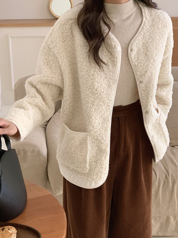 Дамско палто от агнешка вълна, свободна кройка, къс модел, V-образно деколте, реглан ръкави