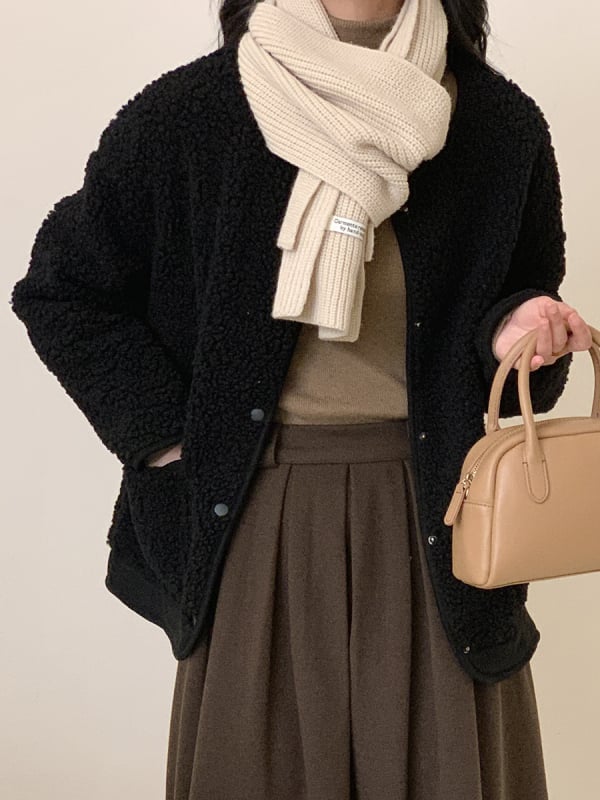 Дамско палто от агнешка вълна, свободна кройка, къс модел, V-образно деколте, реглан ръкави