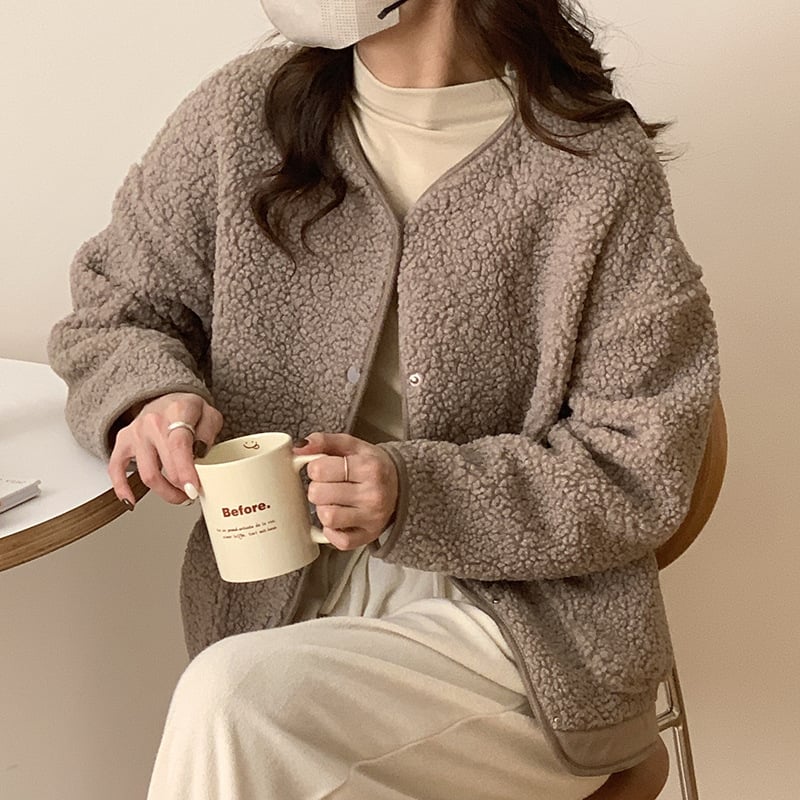 Дамско палто от агнешка вълна, свободна кройка, къс модел, V-образно деколте, реглан ръкави