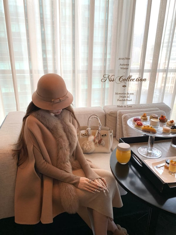 Дамски вълнен плащ-пелерина с каре и яка от лисича козина, 70–80% вълна, стил плащ-пелерина