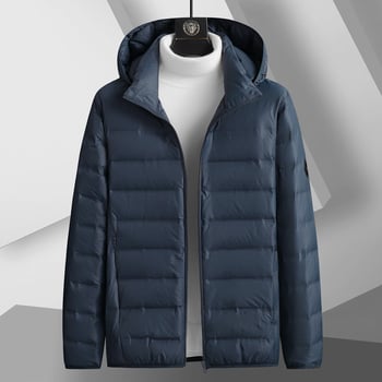 Férfi téli kapucnival ellátott dzseki, fehér lúd pehely (600 töltés), lazább szabás, álló gallér cipzárral, nylon külső és bélés; géppel mosható