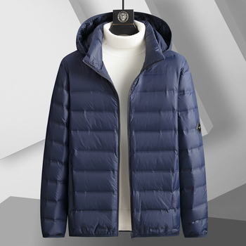 Férfi téli kapucnival ellátott dzseki, fehér lúd pehely (600 töltés), lazább szabás, álló gallér cipzárral, nylon külső és bélés; géppel mosható