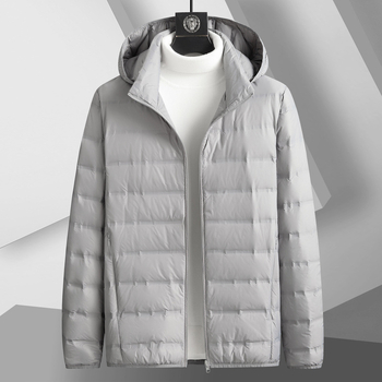 Férfi téli kapucnival ellátott dzseki, fehér lúd pehely (600 töltés), lazább szabás, álló gallér cipzárral, nylon külső és bélés; géppel mosható