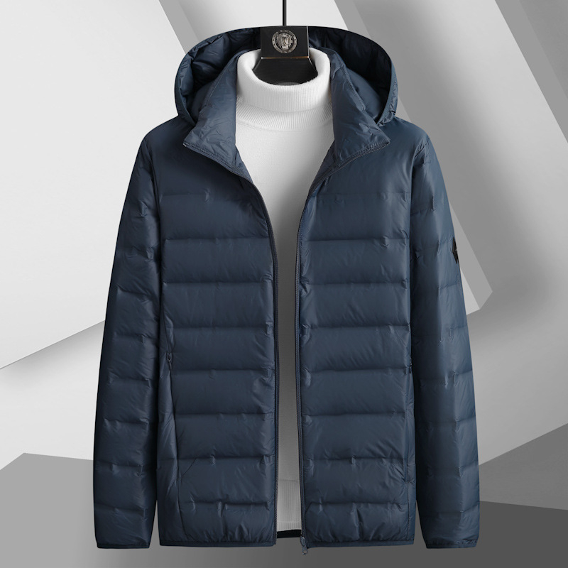 Férfi téli kapucnival ellátott dzseki, fehér lúd pehely (600 töltés), lazább szabás, álló gallér cipzárral, nylon külső és bélés; géppel mosható