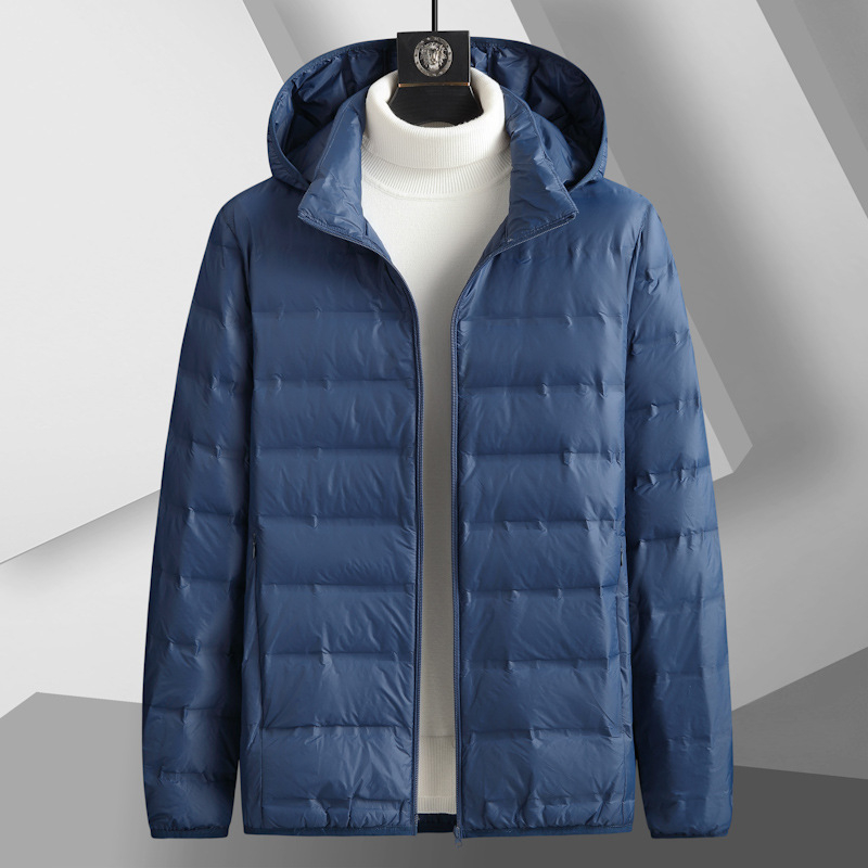 Férfi téli kapucnival ellátott dzseki, fehér lúd pehely (600 töltés), lazább szabás, álló gallér cipzárral, nylon külső és bélés; géppel mosható