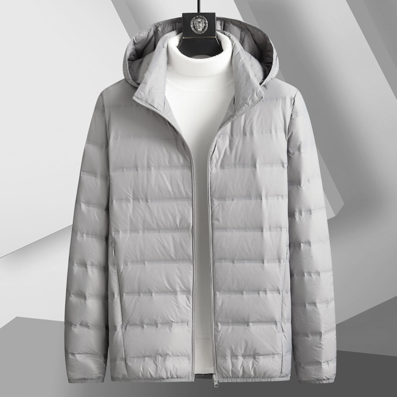 Férfi téli kapucnival ellátott dzseki, fehér lúd pehely (600 töltés), lazább szabás, álló gallér cipzárral, nylon külső és bélés; géppel mosható