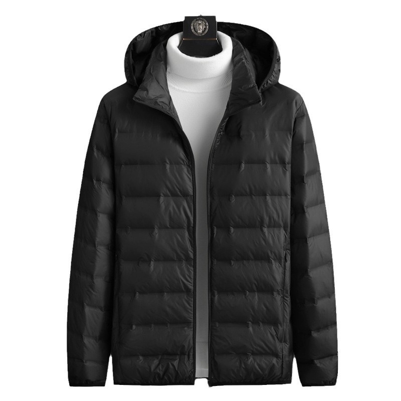 Férfi téli kapucnival ellátott dzseki, fehér lúd pehely (600 töltés), lazább szabás, álló gallér cipzárral, nylon külső és bélés; géppel mosható