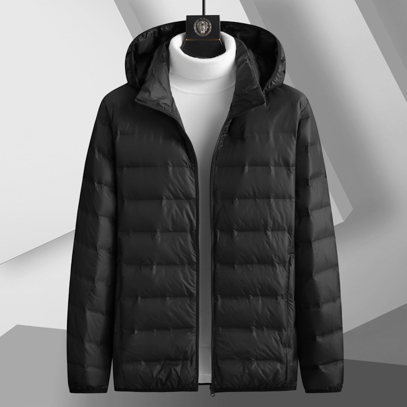 Férfi téli kapucnival ellátott dzseki, fehér lúd pehely (600 töltés), lazább szabás, álló gallér cipzárral, nylon külső és bélés; géppel mosható