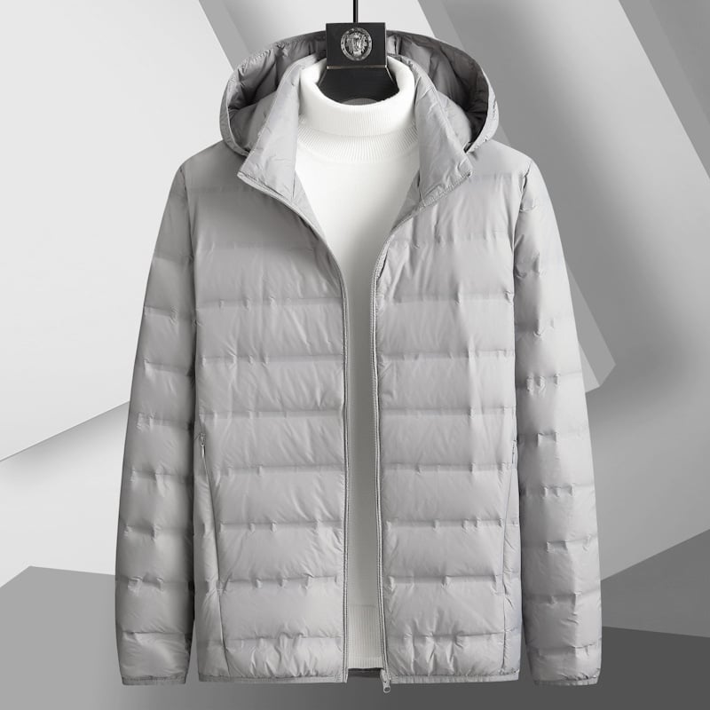 Férfi téli kapucnival ellátott dzseki, fehér lúd pehely (600 töltés), lazább szabás, álló gallér cipzárral, nylon külső és bélés; géppel mosható