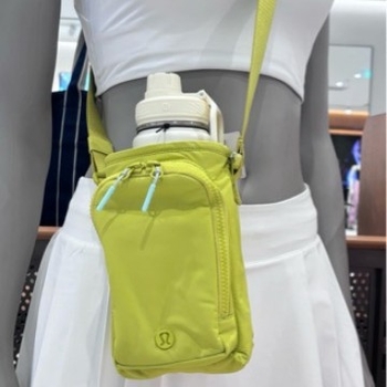 Keresztpántos telefonos táska — nylonból, függőleges négyzetes forma, nyitott felső rész, belső zseb a telefon számára, egysoros vállpánt