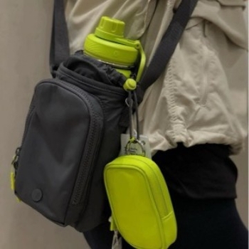 Keresztpántos telefonos táska — nylonból, függőleges négyzetes forma, nyitott felső rész, belső zseb a telefon számára, egysoros vállpánt