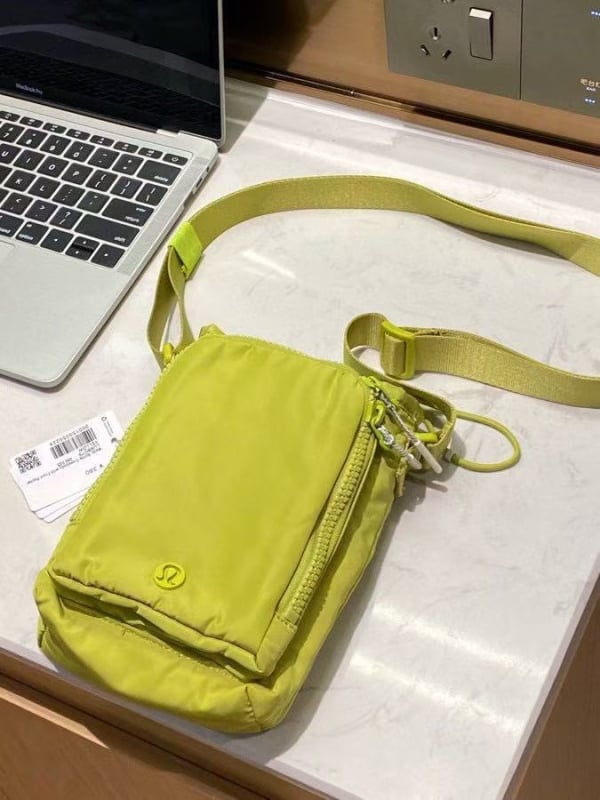 Keresztpántos telefonos táska — nylonból, függőleges négyzetes forma, nyitott felső rész, belső zseb a telefon számára, egysoros vállpánt