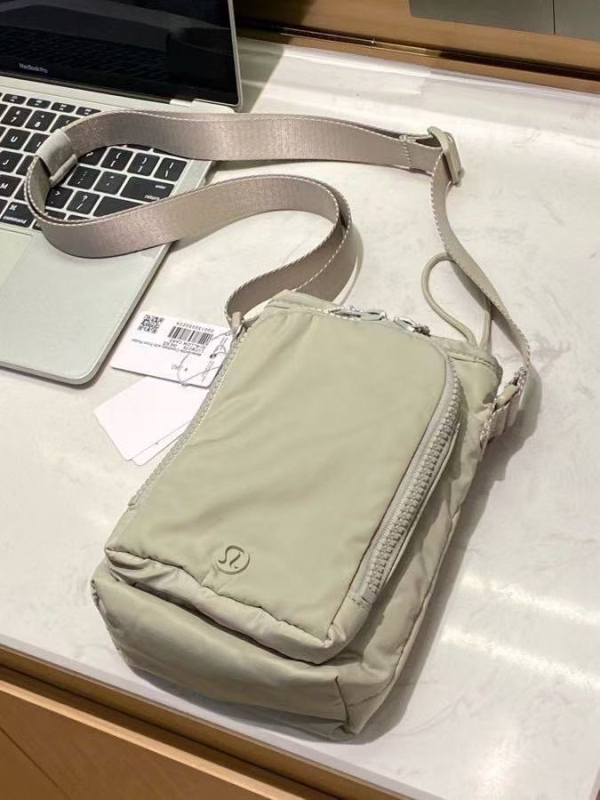 Keresztpántos telefonos táska — nylonból, függőleges négyzetes forma, nyitott felső rész, belső zseb a telefon számára, egysoros vállpánt