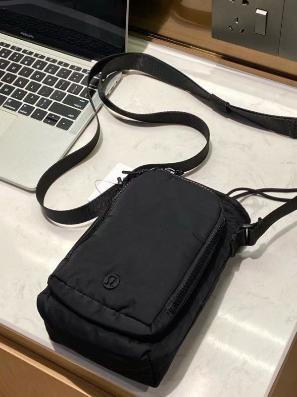 Keresztpántos telefonos táska — nylonból, függőleges négyzetes forma, nyitott felső rész, belső zseb a telefon számára, egysoros vállpánt