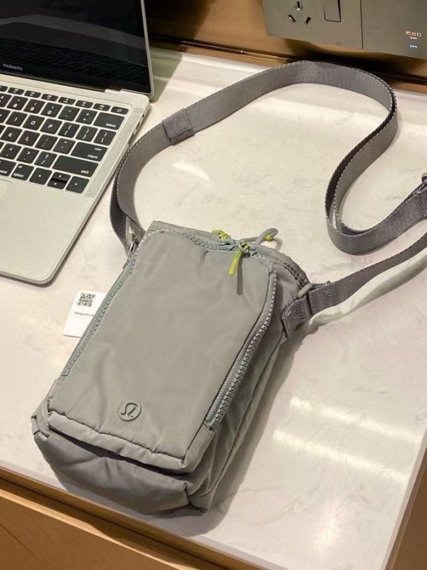 Keresztpántos telefonos táska — nylonból, függőleges négyzetes forma, nyitott felső rész, belső zseb a telefon számára, egysoros vállpánt