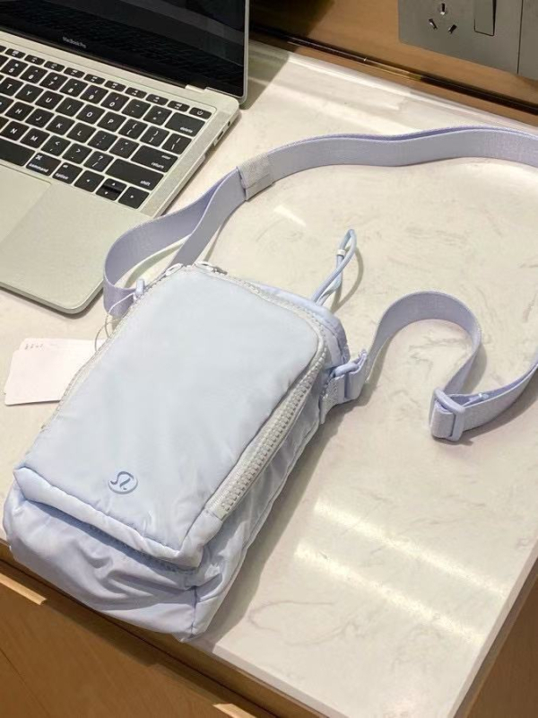 Keresztpántos telefonos táska — nylonból, függőleges négyzetes forma, nyitott felső rész, belső zseb a telefon számára, egysoros vállpánt