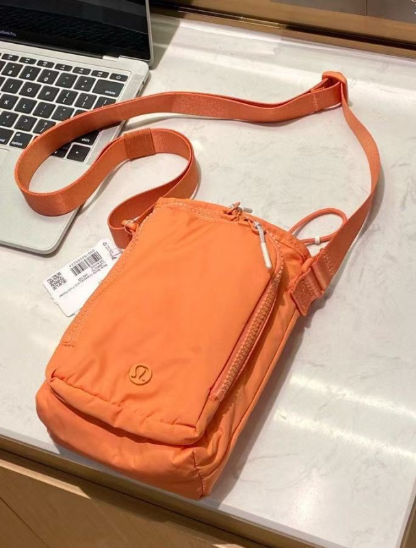 Keresztpántos telefonos táska — nylonból, függőleges négyzetes forma, nyitott felső rész, belső zseb a telefon számára, egysoros vállpánt