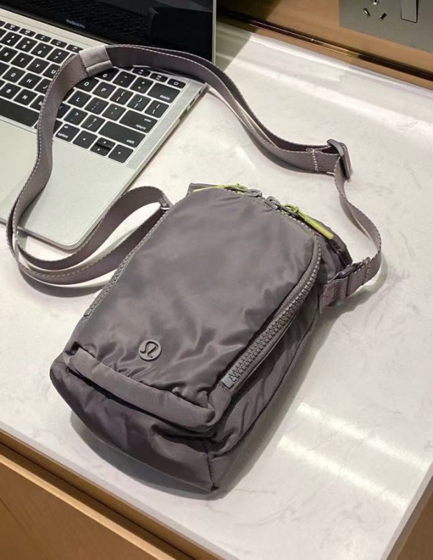 Keresztpántos telefonos táska — nylonból, függőleges négyzetes forma, nyitott felső rész, belső zseb a telefon számára, egysoros vállpánt