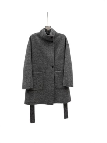 Női gyapjú kabát, álló gallér, hosszú ujjú, egyrészes gombolás, 70–80% gyapjú, közepes vastagság, ősz 2025