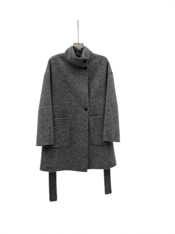 Női gyapjú kabát, álló gallér, hosszú ujjú, egyrészes gombolás, 70–80% gyapjú, közepes vastagság, ősz 2025