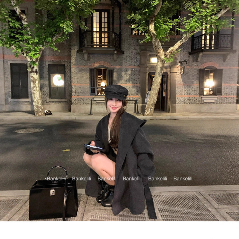 Női gyapjú kabát kapucnival, bő fazon, középhosszú (65-80 cm), 70-80% gyapjú, fűzős záródás