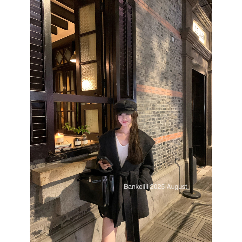 Női gyapjú kabát kapucnival, bő fazon, középhosszú (65-80 cm), 70-80% gyapjú, fűzős záródás