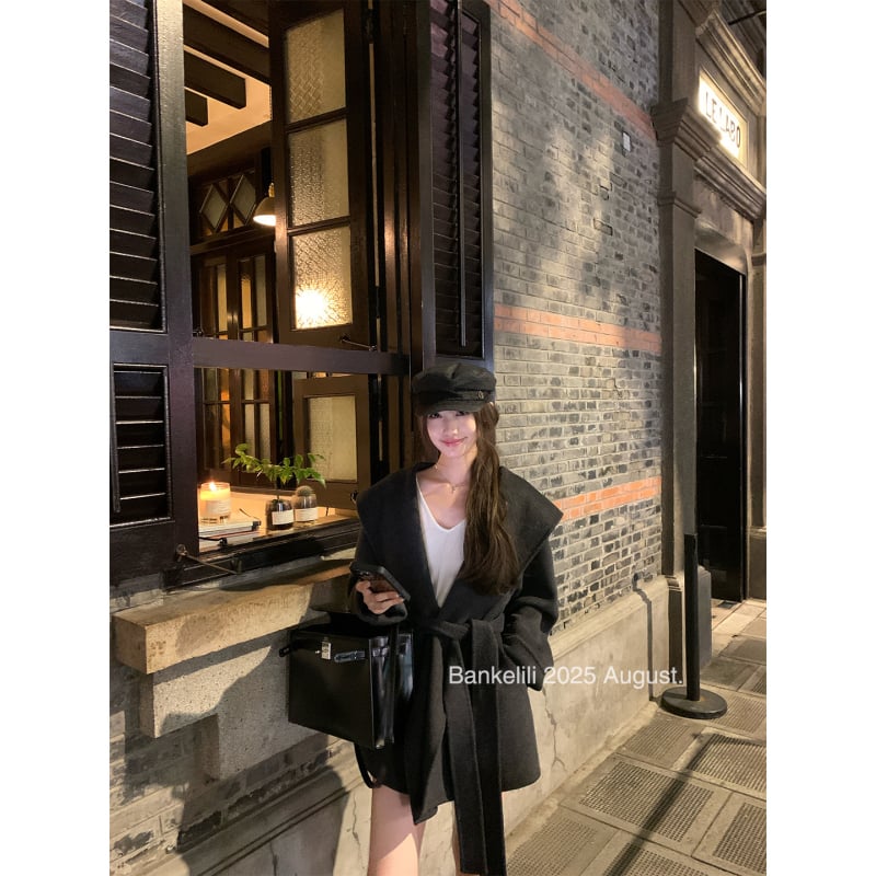 Női gyapjú kabát kapucnival, bő fazon, középhosszú (65-80 cm), 70-80% gyapjú, fűzős záródás