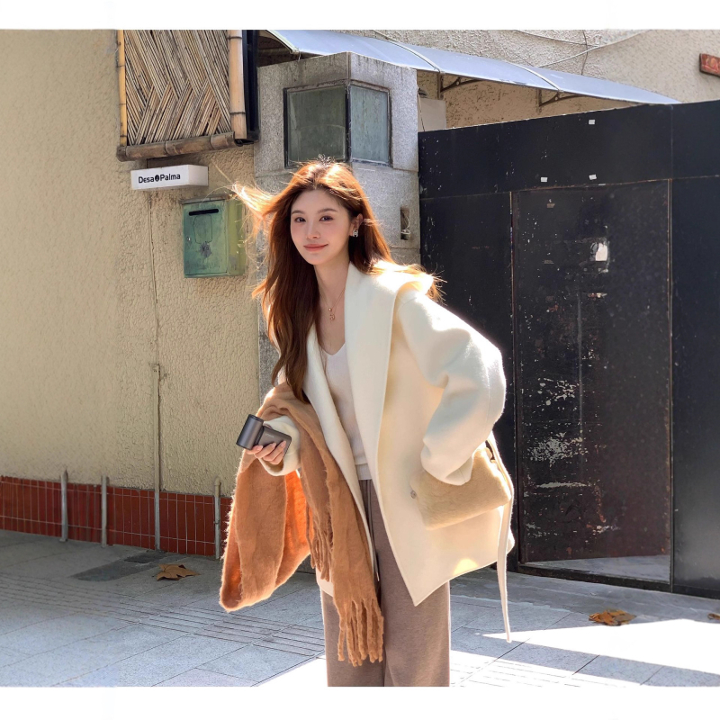 Női gyapjú kabát kapucnival, bő fazon, középhosszú (65-80 cm), 70-80% gyapjú, fűzős záródás