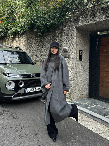 Női gyapjúkabát álló gallérrel, hosszú, vastag anyagú, egyszínű, két soros gombolás