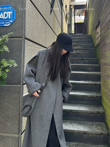 Női gyapjúkabát álló gallérrel, hosszú, vastag anyagú, egyszínű, két soros gombolás