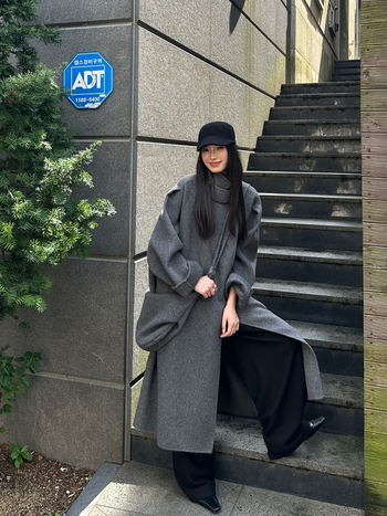 Női gyapjúkabát álló gallérrel, hosszú, vastag anyagú, egyszínű, két soros gombolás