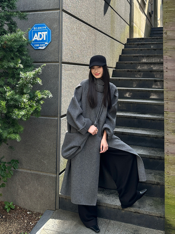 Női gyapjúkabát álló gallérrel, hosszú, vastag anyagú, egyszínű, két soros gombolás