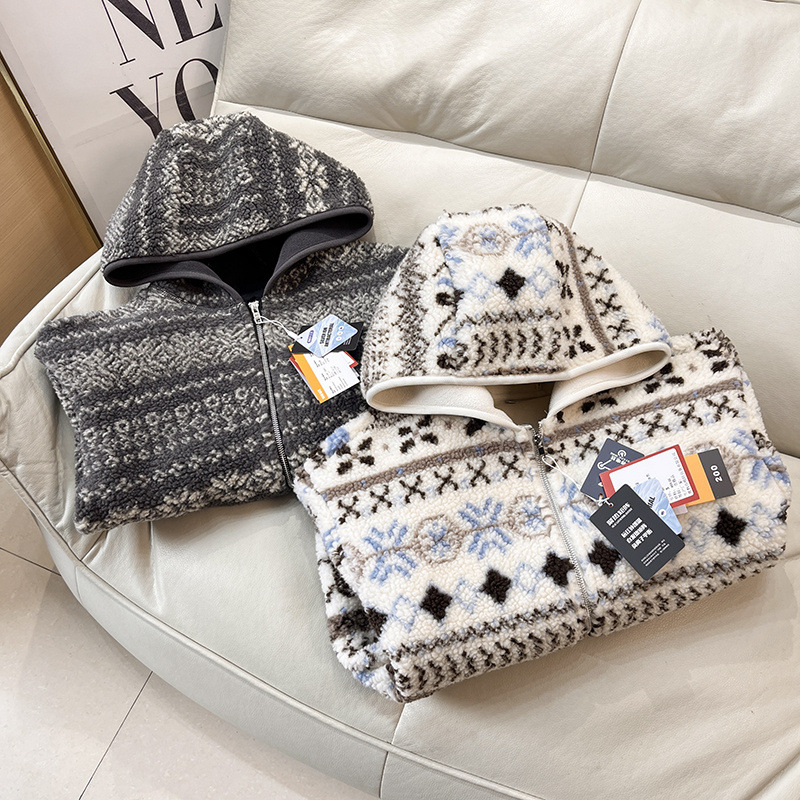 Női külső dzseki kapucnival, vastag mű báránygyapjú anyagból, patchwork színblokkokkal, cipzárral az elején, normál hossz, hosszú ujjú, laza japán-koreai stílus