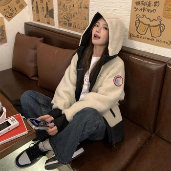 Kapucnis cipzáros dzseki, lazán szabott, hosszú ujjak, poliészter anyag 70–80% tartalom, koreai lazább stílus