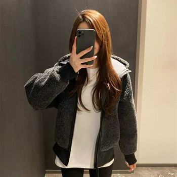 Kapucnis cipzáros dzseki, lazán szabott, hosszú ujjak, poliészter anyag 70–80% tartalom, koreai lazább stílus