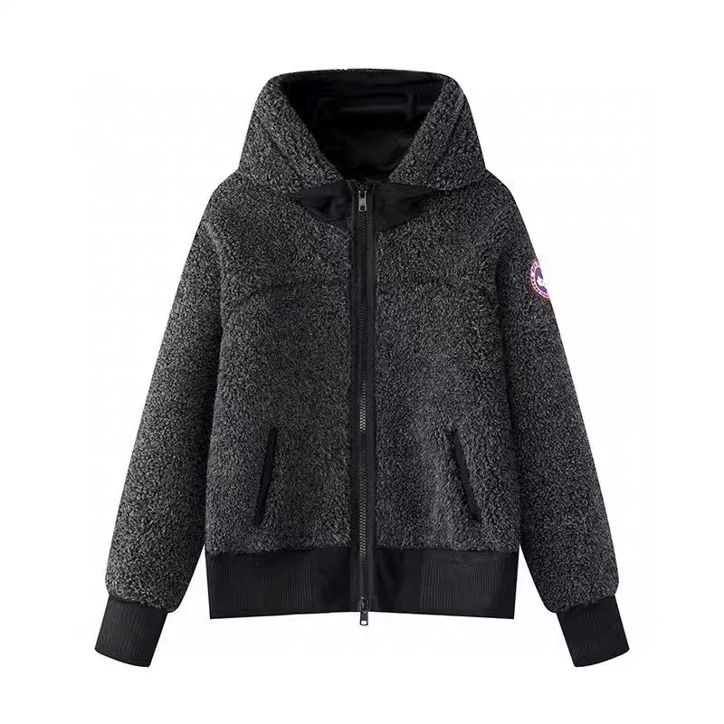 Kapucnis cipzáros dzseki, lazán szabott, hosszú ujjak, poliészter anyag 70–80% tartalom, koreai lazább stílus