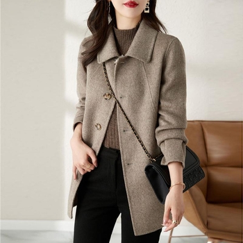 Hepburn stílusú középhosszú kabát, karcsúsított szabás, egysoros záródás, poliészter-elasztán keverék