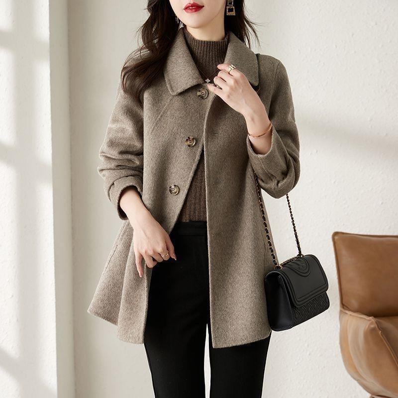 Hepburn stílusú középhosszú kabát, karcsúsított szabás, egysoros záródás, poliészter-elasztán keverék