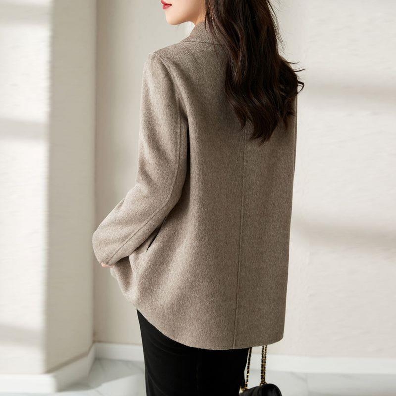 Hepburn stílusú középhosszú kabát, karcsúsított szabás, egysoros záródás, poliészter-elasztán keverék