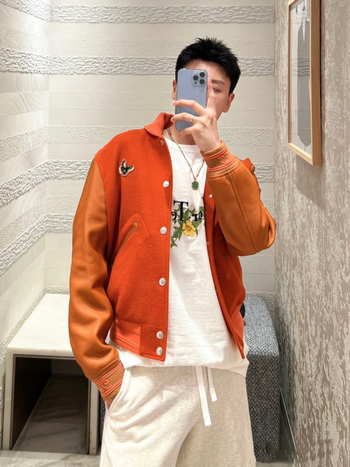 Bomberdzseki gyapjú és bőr paneles kialakítással, gyöngyhímzés és applikáció, geometriai mintázat, cipzár elöl, laza szabású