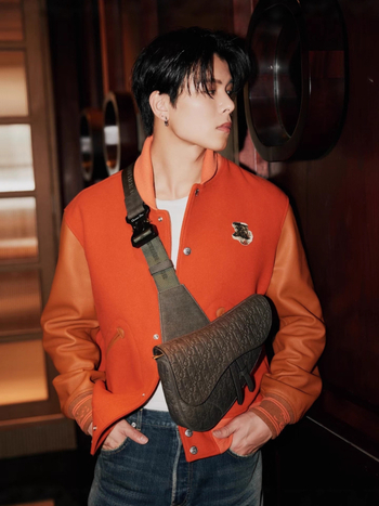 Bomberdzseki gyapjú és bőr paneles kialakítással, gyöngyhímzés és applikáció, geometriai mintázat, cipzár elöl, laza szabású