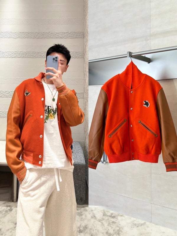 Bomberdzseki gyapjú és bőr paneles kialakítással, gyöngyhímzés és applikáció, geometriai mintázat, cipzár elöl, laza szabású